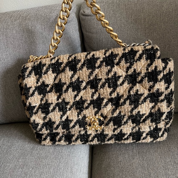 Chanel Tweed Maxi 19” Handbag - Rare Color! - Picture 5 of 12